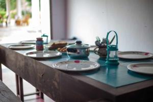 uma mesa com pratos e um bule de chá em Pepper Vines Homestay em Chikmagalur