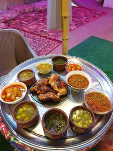 Jana Pyramids view inn في القاهرة: صينية من مختلف أنواع الطعام على طاولة