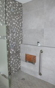 um chuveiro com uma porta de vidro na casa de banho em EDEN BOUTIQUE HOTEL em Kokstad