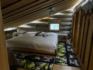 um quarto com uma cama num chalé de madeira em Casa Levi Luxury Chalet em Levi