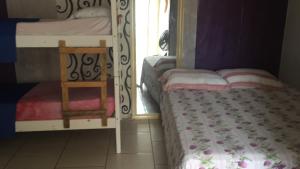 سرير بطابقين أو أسرّة بطابقين في غرفة في Itajaí Hostel Pousada