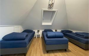 A bed or beds in a room at Cozy Home In Hoge Hexel With Wifi