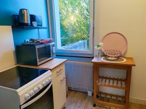 Köök või kööginurk majutusasutuses Le Cocon Bleu - Appartement Calme - Parking Gratuit - Fibre