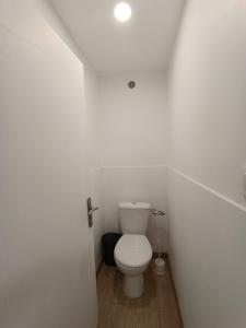 W tym białym pokoju znajduje się łazienka z toaletą. w obiekcie T3 rénové avec cour, Intra Muros Avignon w Awinionie
