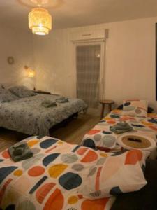 1 Schlafzimmer mit 2 Betten in einem Zimmer in der Unterkunft Studio confortable aux portes de Bordeaux et Médoc in Ludon-Médoc