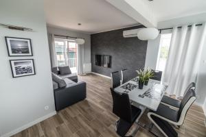 Uma área de estar em Silver One Apartments