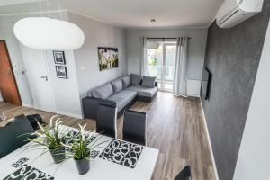 Uma área de estar em Silver One Apartments