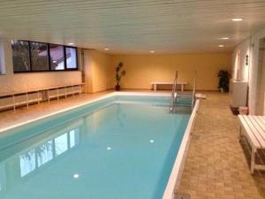 a large swimming pool in a large room with at Apartment Klein & Fein mit Hallenbad und Sauna in Bolsterlang in Bolsterlang