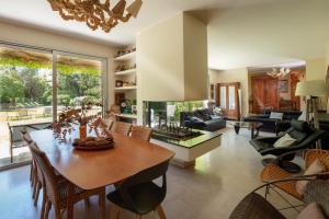 Posezení v ubytování VillaOustal. Parc Arboré 4500 m2. Piscine chauffée.