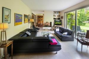 Posezení v ubytování VillaOustal. Parc Arboré 4500 m2. Piscine chauffée.