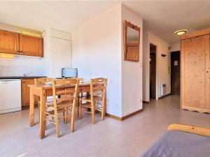 a kitchen with a table and chairs in a room at Appartement Le Dévoluy, 2 pièces, 6 personnes - FR-1-525-262 in Le Dévoluy