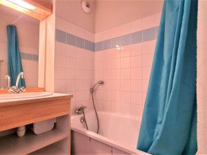a bathroom with a tub and a sink and a shower at Appartement Le Dévoluy, 2 pièces, 6 personnes - FR-1-525-262 in Le Dévoluy