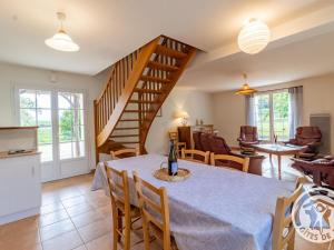 cocina y sala de estar con mesa y escalera en Gîte Brissac-Loire-Aubance, 4 pièces, 6 personnes - FR-1-622-68 en Coutures
