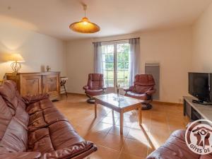 ein Wohnzimmer mit Sofa, Sesseln und Fernseher in der Unterkunft Charmante Maison de Campagne près des Vignes avec WiFi, BBQ et Proche d'Angers et Saumur - FR-1-622-68 in Coutures