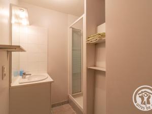 ein Badezimmer mit Waschbecken und Spiegel in der Unterkunft Charmante Maison de Campagne près des Vignes avec WiFi, BBQ et Proche d'Angers et Saumur - FR-1-622-68 in Coutures + 17 Fotos