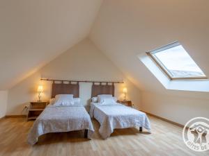 2 camas en un ático con ventana en Gîte Brissac-Loire-Aubance, 4 pièces, 6 personnes - FR-1-622-68, en Coutures