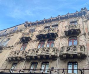 een hoog gebouw met ramen en balkons erop bij Casa vacanza Nicole in Caltagirone