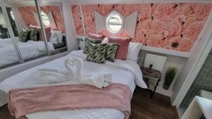 een slaapkamer met een bed met een zwaan erop bij The Royal Escape Windsor, Static Wide Beam Barge in Eton