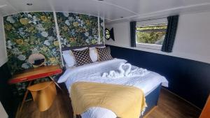 イートンにあるThe Royal Escape Windsor, Static Wide Beam Bargeの小さなベッドルーム(ベッド1台、窓付)