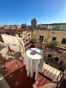 - Balcón con mesa blanca y sillas en Antiquarium Messina, en Messina