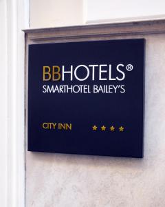 um sinal na lateral de um edifício em BB Hotels Smarthotel Bailey's em Roma