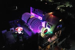 una vista aérea de un edificio con luces moradas y verdes en Kabirbnb, en Chittorgarh