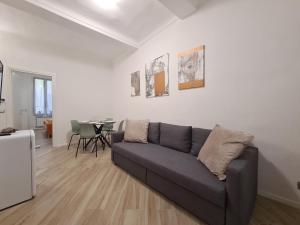 sala de estar con sofá y mesa en Residenza Tulipano - Modena Dom, en Módena