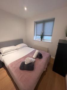 諾斯利的住宿－Pinfold Court Apartments，一间卧室配有带毛巾的床