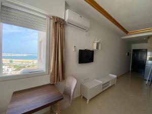 Μια τηλεόραση ή/και κέντρο ψυχαγωγίας στο Studio face à la plage de Tanger +7 φωτογραφίες