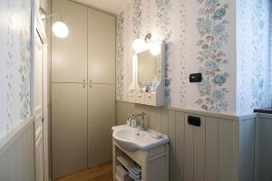 ein Badezimmer mit Waschbecken und Spiegel in der Unterkunft cottage lavanda e rosmarino in Lavis + 128 Fotos