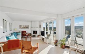 sala de estar con paredes blancas y chimenea en Stunning Home In Hornbk With Kitchen, en Hornbæk