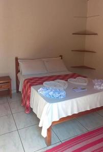 Una cama en una habitación con dos toallas. en Pousada Príncipe dos Mares, en Paraty