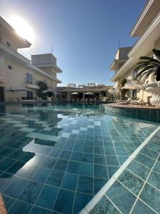 A piscina localizada em Doral Guarujá ou nos arredores