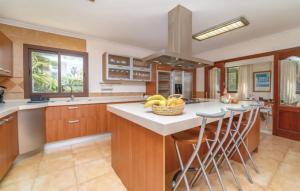 - une cuisine avec un îlot et un bol de fruits dans l'établissement Villa La Mallorquina, à Sa Torre