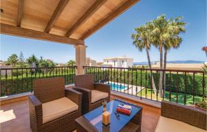 un patio avec une table et des chaises sur un balcon dans l'établissement Villa La Mallorquina, à Sa Torre