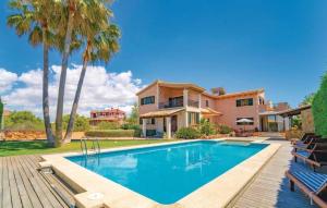 une maison avec une piscine et une maison dans l'établissement Villa La Mallorquina, à Sa Torre