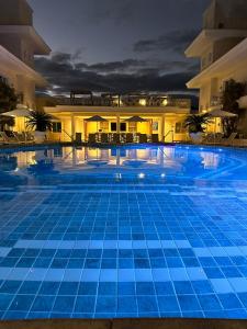 A piscina localizada em Doral Guarujá ou nos arredores