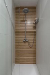y baño con ducha y puerta de cristal. en Charming Madrid Numancia, en Madrid