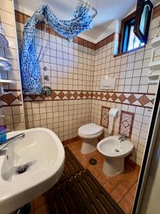 a bathroom with a sink and a toilet at B&B Benny in San Marco Evangelista