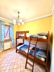 two bunk beds in a room with a yellow wall at The Flowers - Casa Calicanto in Roccaraso