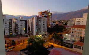 a view of a city with buildings and mountains at Hermoso Departamento En La Mejor Zona De Cochabamba in Cochabamba