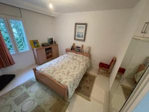 1 dormitorio con 1 cama, 1 mesa y 1 silla en Villa avec j'ardin en Ariana