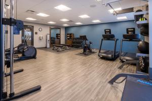 een fitnessruimte met verschillende loopbanden en machines in een kamer bij Hampton Inn Monticello, Ny in Monticello