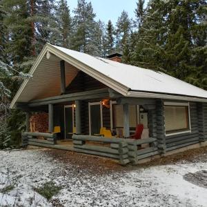Cabaña de madera con porche en la nieve en Romeo Lomamökki, en Lapua