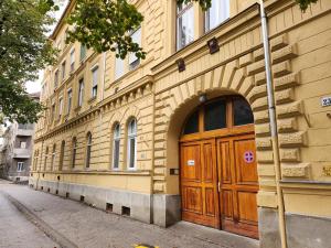 um edifício com uma porta de madeira ao lado em Stylish Apartman Szeged em Szeged