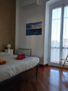 ジェノヴァにあるSea & Parkのベッドルーム1室(ベッド1台、大きな窓付)