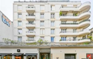 un edificio alto y blanco con balcones. en Nice Apartment In Montpellier With Wi-fi, en Montpellier