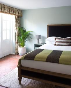 sypialnia z dużym łóżkiem i oknem w obiekcie Lux Mews House Portobello 4 bed w Londynie