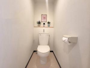 baño con aseo y papel higiénico en Dotonbori, Nipponbashi, Nagahoribashi Station 5minutes on foot Double bed SE3 en Osaka