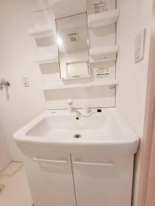 Baño blanco con lavabo y espejo en Dotonbori, Nipponbashi, Nagahoribashi Station 5minutes on foot Double bed SE3 en Osaka